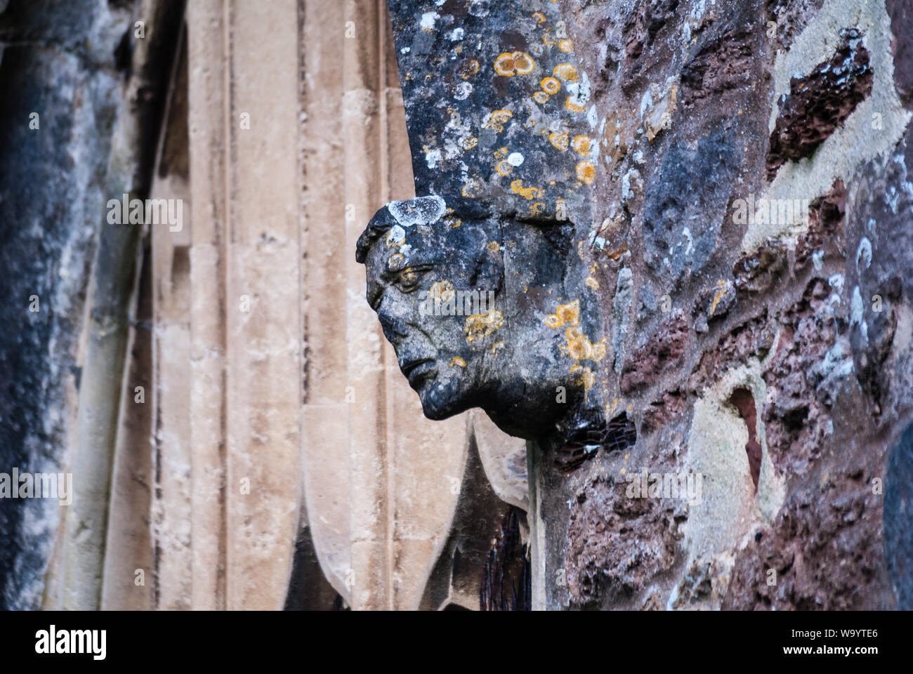 Un corbel sulla parete ovest di tutti i santi, East Budleigh. Possibilmente la testa del XV C Vescovo Lacy. Foto Stock