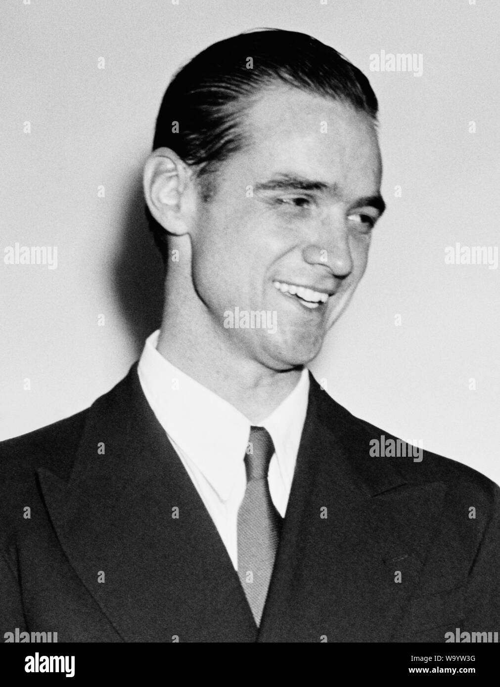 Foto d'epoca di American business tycoon, pilota, ingegnere, produttore di film e filantropo Howard Hughes (1905 - 1976). La foto è stata scattata in DC di Washington il 21 luglio 1938, pochi giorni dopo Hughes impostare un record di aviazione completando un giro del mondo in volo in poco più di 91 ore. Foto Stock