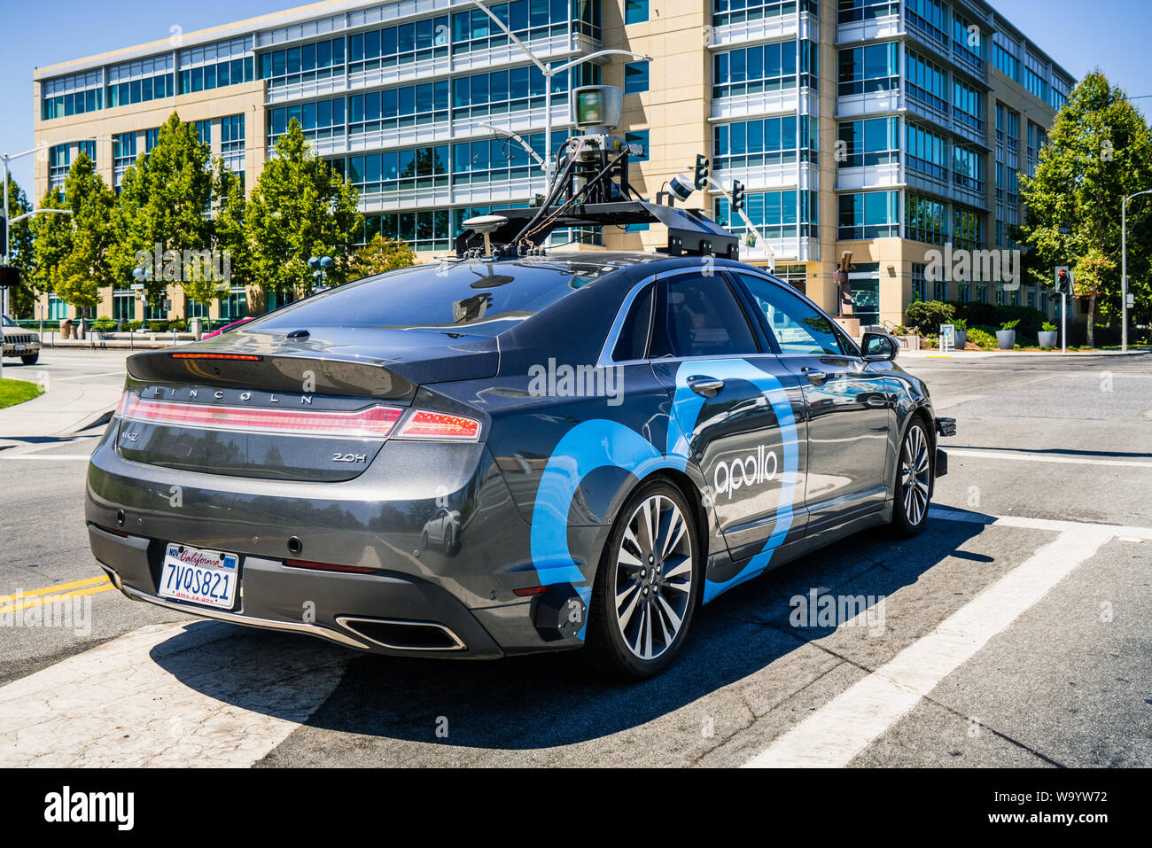 Agosto 7, 2019 Sunnyvale / CA / STATI UNITI D'AMERICA - progetto Apollo veicolo equipaggiato con un tetto mobile montato su unità di mappatura della guida su strade di Silicon Valley Foto Stock