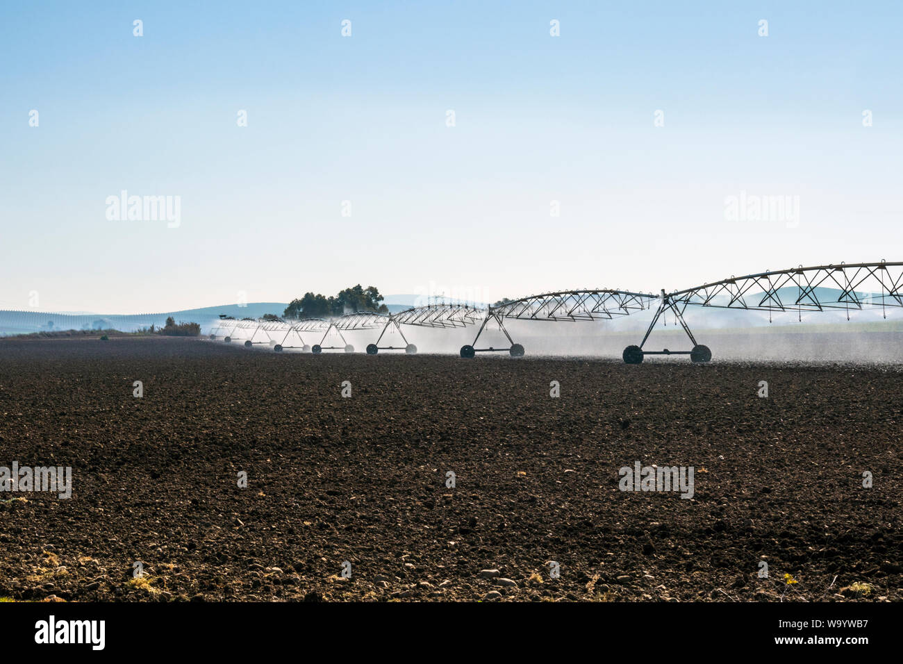 Movimento laterale del sistema di irrigazione. Semovente per impianto di irrigazione. In provincia di Cordoba, Spagna. Foto Stock