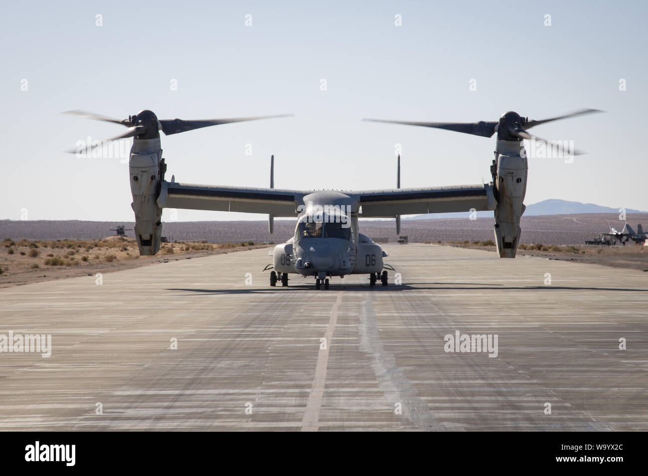 Un U.S. Marine Corps MV-22B Osprey assegnato a mezzo marino Tiltrotor Squadron 263 si prepara per il volo durante la formazione integrata Esercizio (ITX) 5-19 al Marine Corps Air Ground Centro di combattimento, ventinove Palms, California, 11 Agosto, 2019. ITX 5-19 è una grande scala, combinato di bracci di esercizio che produce la lotta contro-pronto di forze in grado di operare come un sistema integrato di Marine Air-Ground Task Force. (U.S. Marine Corps foto di Cpl. Cody Rowe) Foto Stock