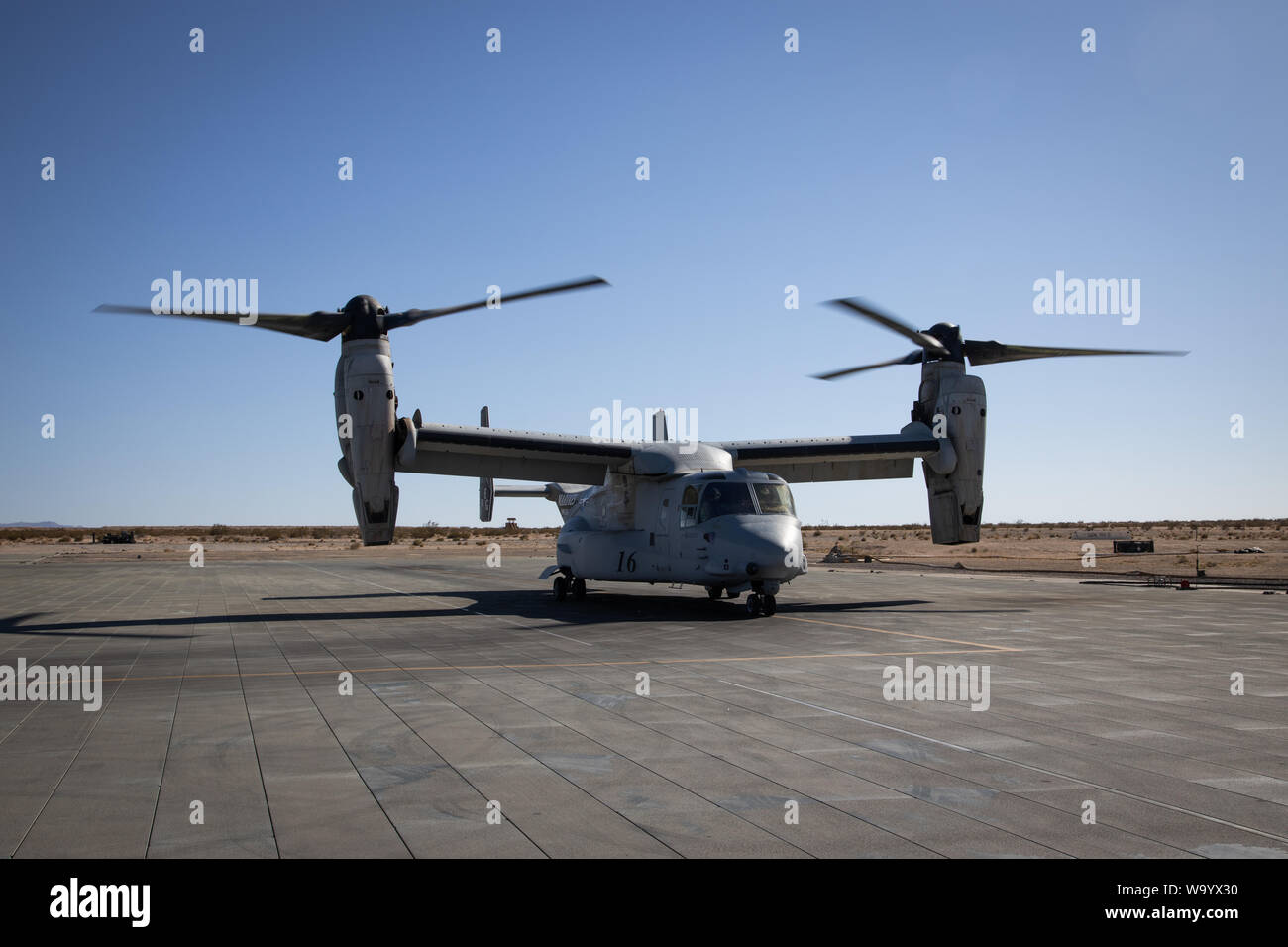 Un MV-22B Osprey assegnato a mezzo marino Tiltrotor Squadron 263 si prepara per il volo durante la formazione integrata esercizio 5-19 al Marine Corps Air Ground Centro di combattimento, ventinove Palms, California, 11 Agosto, 2019. ITX 5-19 è una grande scala, combinato di bracci di esercizio che produce la lotta contro-pronto di forze in grado di operare come un sistema integrato di Marine Air-Ground Task Force. (U.S. Marine Corps foto di Cpl. Cody Rowe) Foto Stock