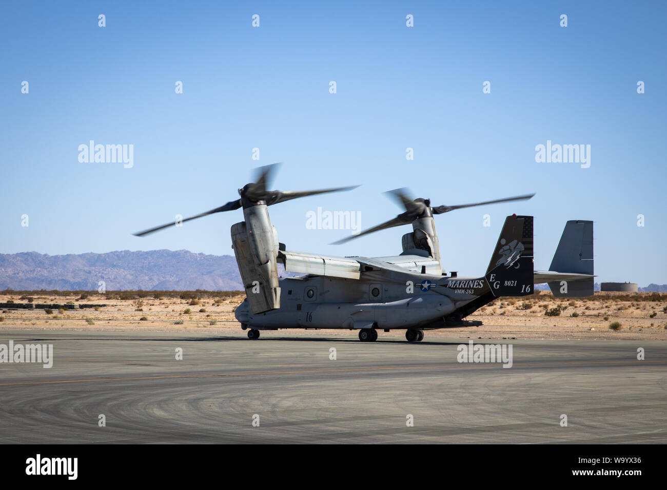 Un MV-22B Osprey assegnato a mezzo marino Tiltrotor Squadron 263 si prepara per il volo durante la formazione integrata Esercizio (ITX) 5-19 al Marine Corps Air Ground Centro di combattimento, ventinove Palms, California, 11 Agosto, 2019. ITX 5-19 è una grande scala, combinato di bracci di esercizio che produce la lotta contro-pronto di forze in grado di operare come un sistema integrato di Marine Air-Ground Task Force. (U.S. Marine Corps foto di Cpl. Cody Rowe) Foto Stock