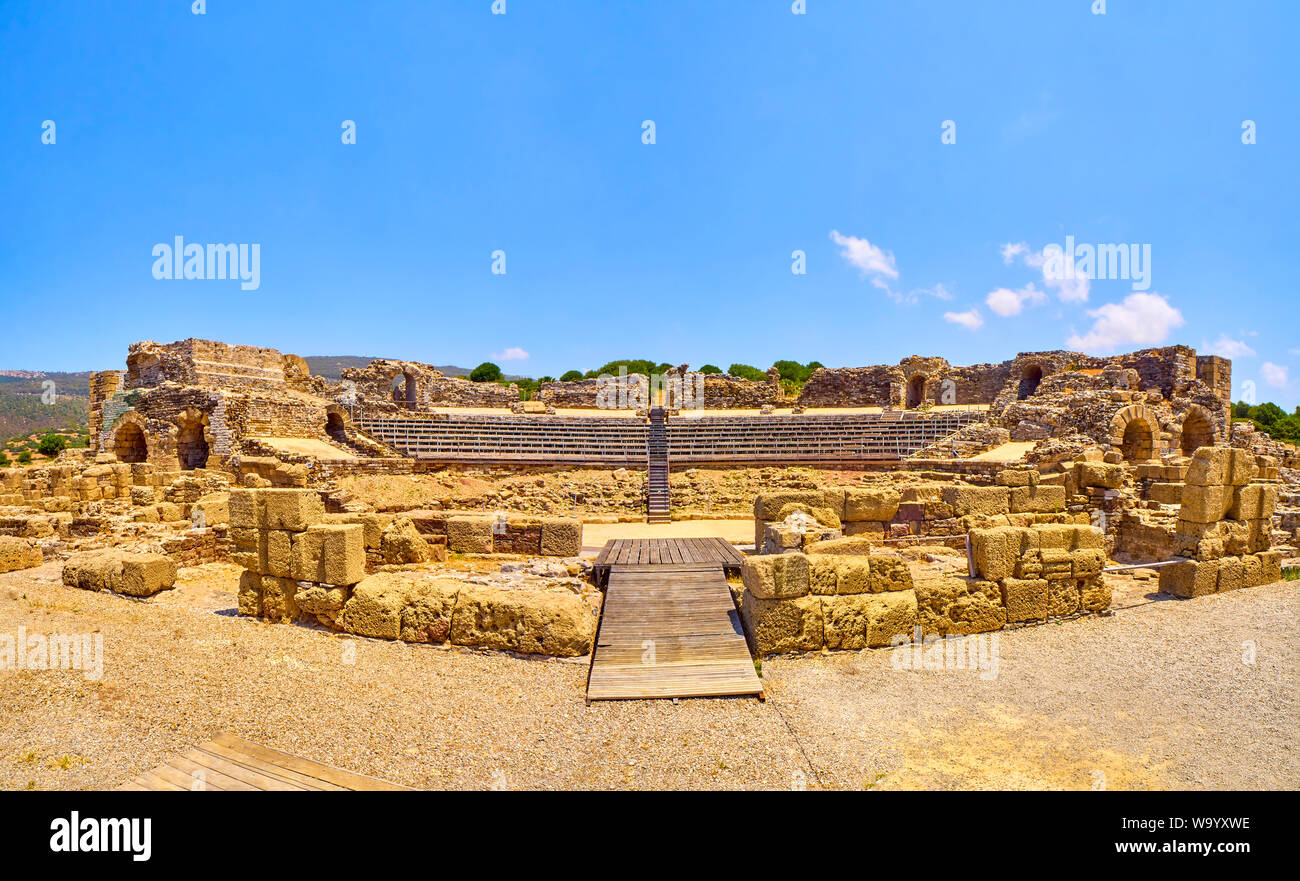 Resti del teatro romano di Baelo Claudia sito archeologico. Tarifa, Cadice. Andalusia, Spagna. Foto Stock