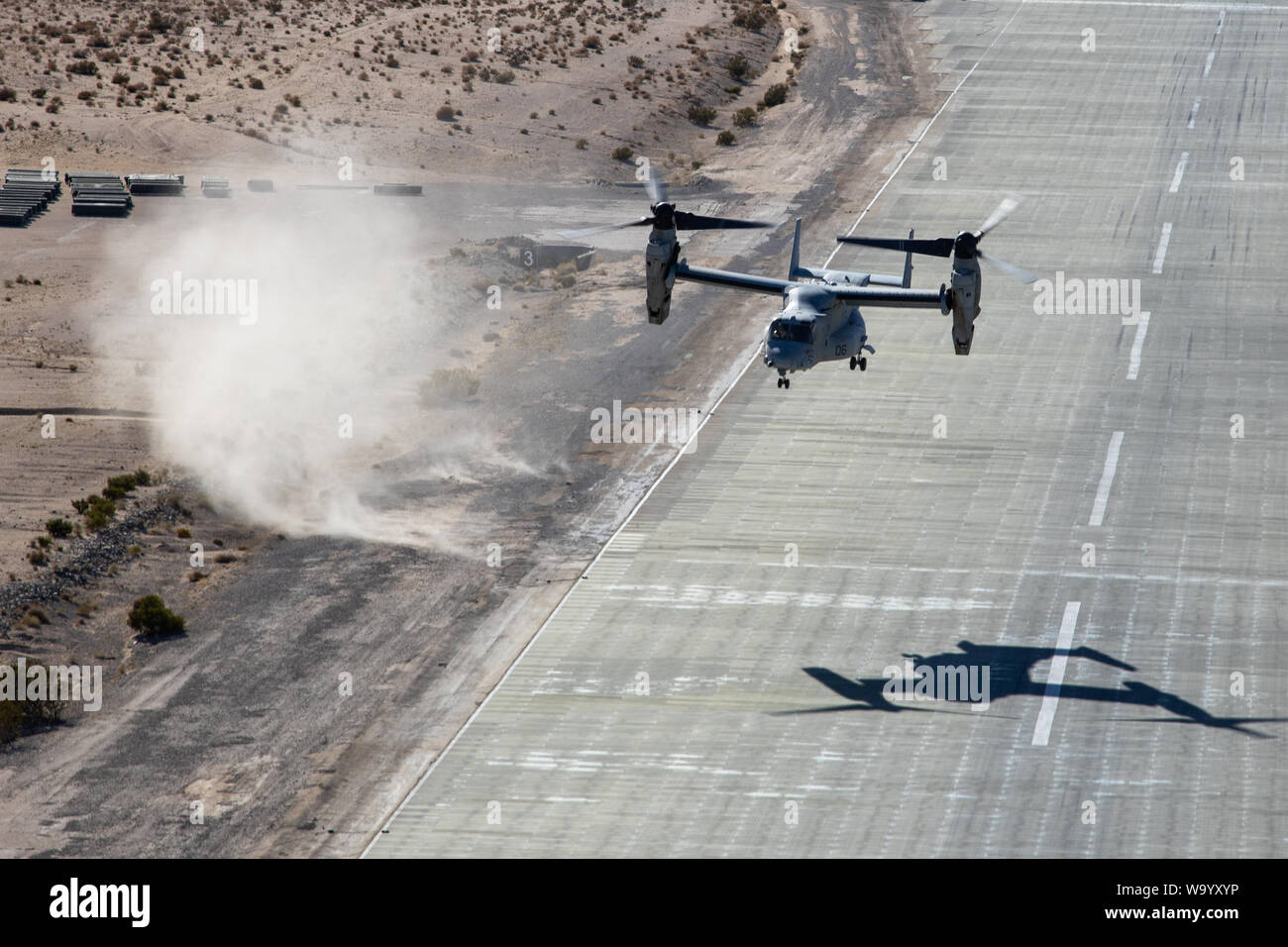 Un MV-22B Osprey assegnato a mezzo marino Tiltrotor Squadron 263 prende il largo nel corso della formazione integrata esercizio 5-19 al Marine Corps Air Ground Centro di combattimento, ventinove Palms, California, 11 Agosto, 2019. ITX 5-19 è una grande scala, combinato di bracci di esercizio che produce la lotta contro-pronto di forze in grado di operare come un sistema integrato di Marine Air-Ground Task Force. (U.S. Marine Corps foto di Cpl. Cody Rowe) Foto Stock