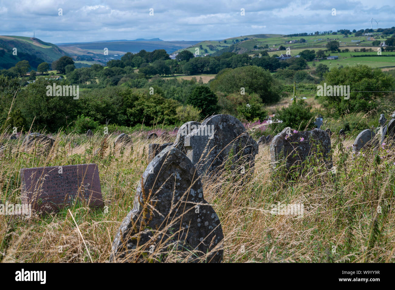 Una vista dal cimitero ricoperta presso il St Sannan la Chiesa, Bedwellty, South Wales, Regno Unito guardando a nord a Brecon Beacons montagne di Penyfan e cor Foto Stock