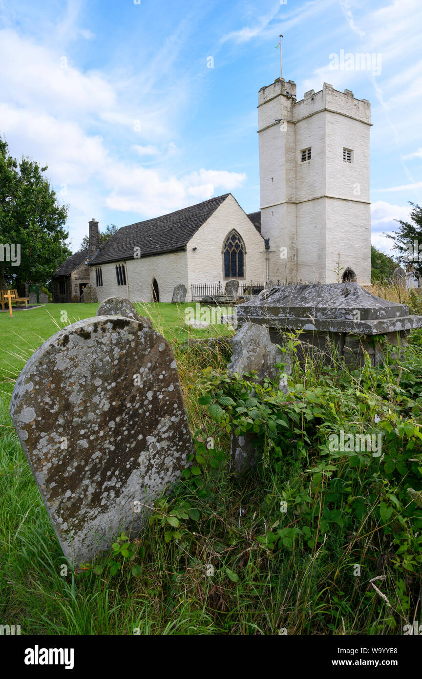 St Sannan la chiesa e cimitero, Bedwellty, South Wales, Regno Unito contro un Cielo di estate blu. Foto Stock