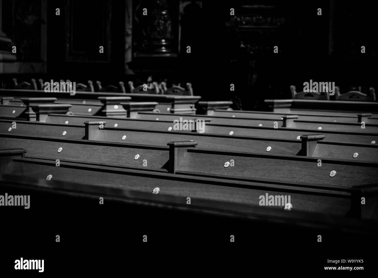 Scala di grigi colpo di banchi di legno vicino l'uno all'altro con sfondo sfocato Foto Stock