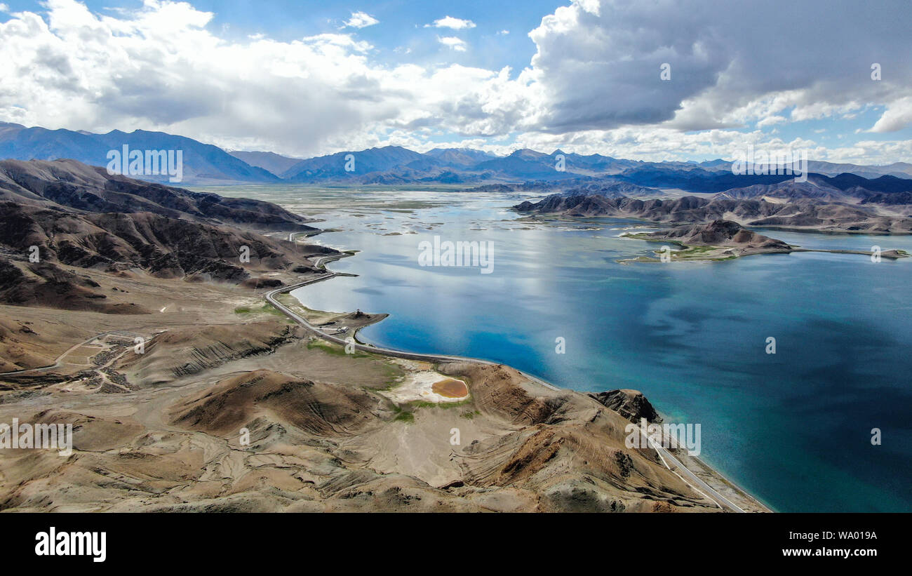 (190816) -- PECHINO, Agosto 16, 2019 (Xinhua) -- foto aerea presa il 3 agosto, 2019 mostra la Banggong Co nella prefettura di Ngari, a sud-ovest della Cina di regione autonoma del Tibet. Il Tibet ha visto significativi progressi nel ripristinare la biodiversità, con una foresta il tasso di copertura del 12.14%, detto un libro bianco pubblicato nel mese di marzo di questo anno per la Cina del Consiglio di Stato Ufficio informazioni. La popolazione di antilopi tibetane è cresciuto da 60.000 negli anni novanta a più di 200.000 e Tibetano asini selvatici hanno aumentato in numeri da 50.000 a 80.000, notare il documento intitolato "La riforma democratica in Tibet -- Sixt Foto Stock