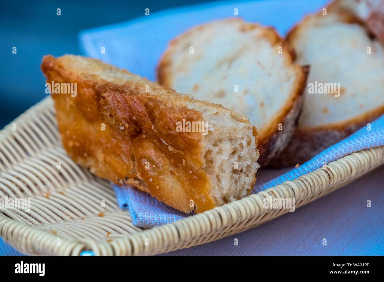 Primo piano di un pane affettato su un trey con sfondo sfocato Foto Stock