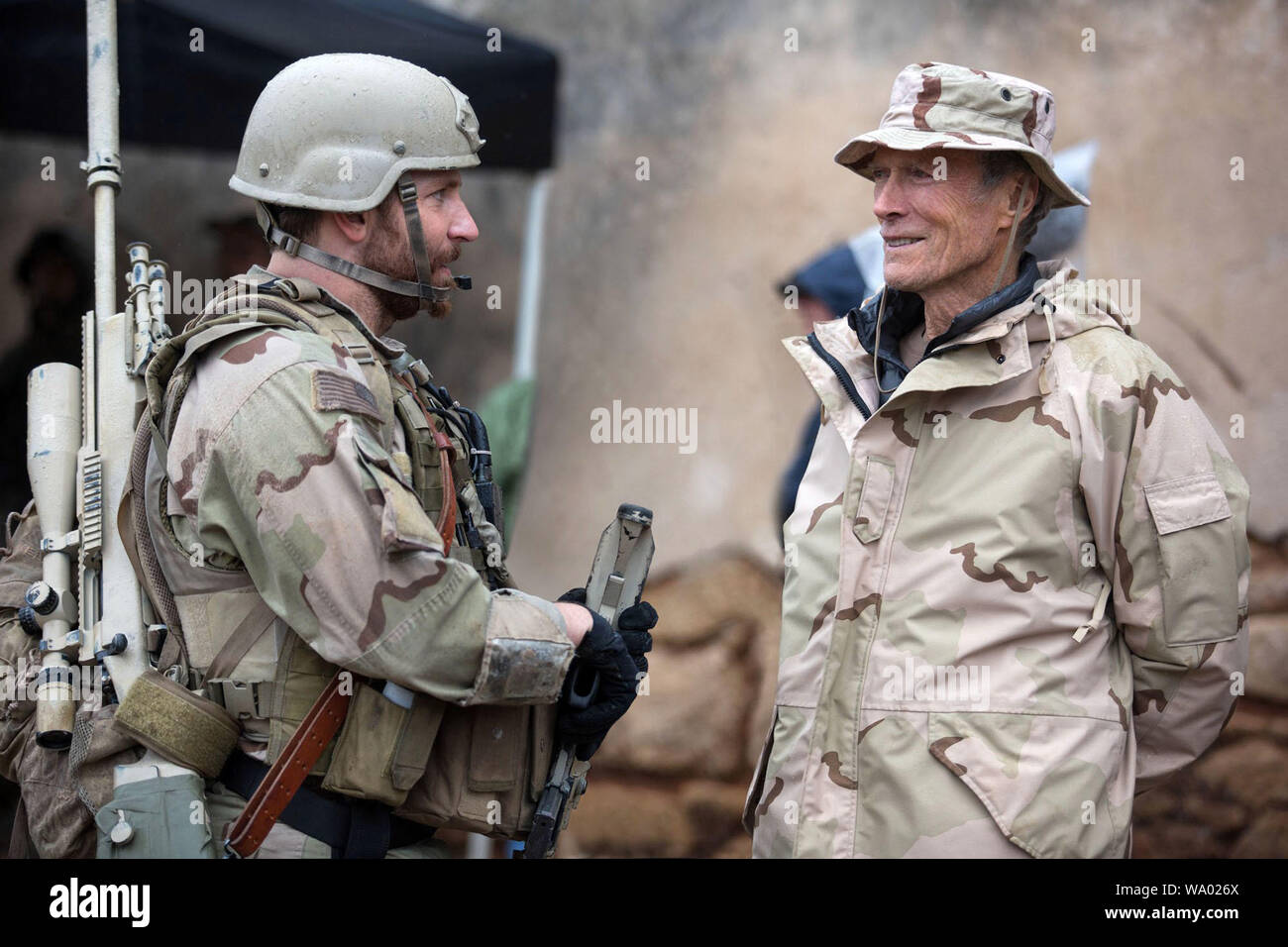 CLINT EASTWOOD e BRADLEY COOPER IN AMERICAN SNIPER (2014), diretto da Clint Eastwood. Credito: Warner Bros Pictures / Album Foto Stock