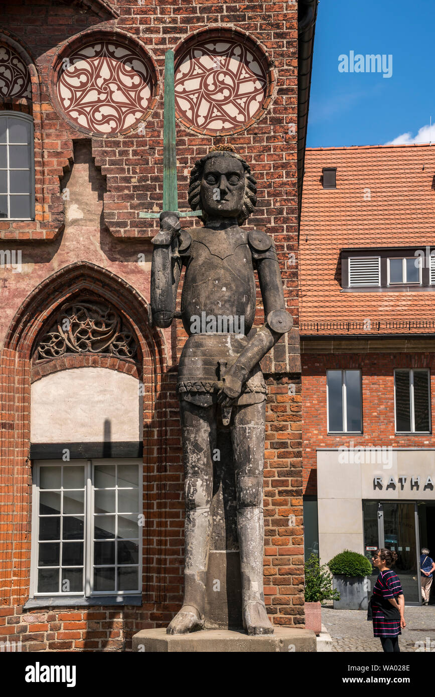 Statua di Roland Altstädtischen am Rathaus, Brandenburg an der Havel, Brandeburgo, Deutschland | statua del cavaliere Roland presso il Municipio della Città Vecchia Altst Foto Stock