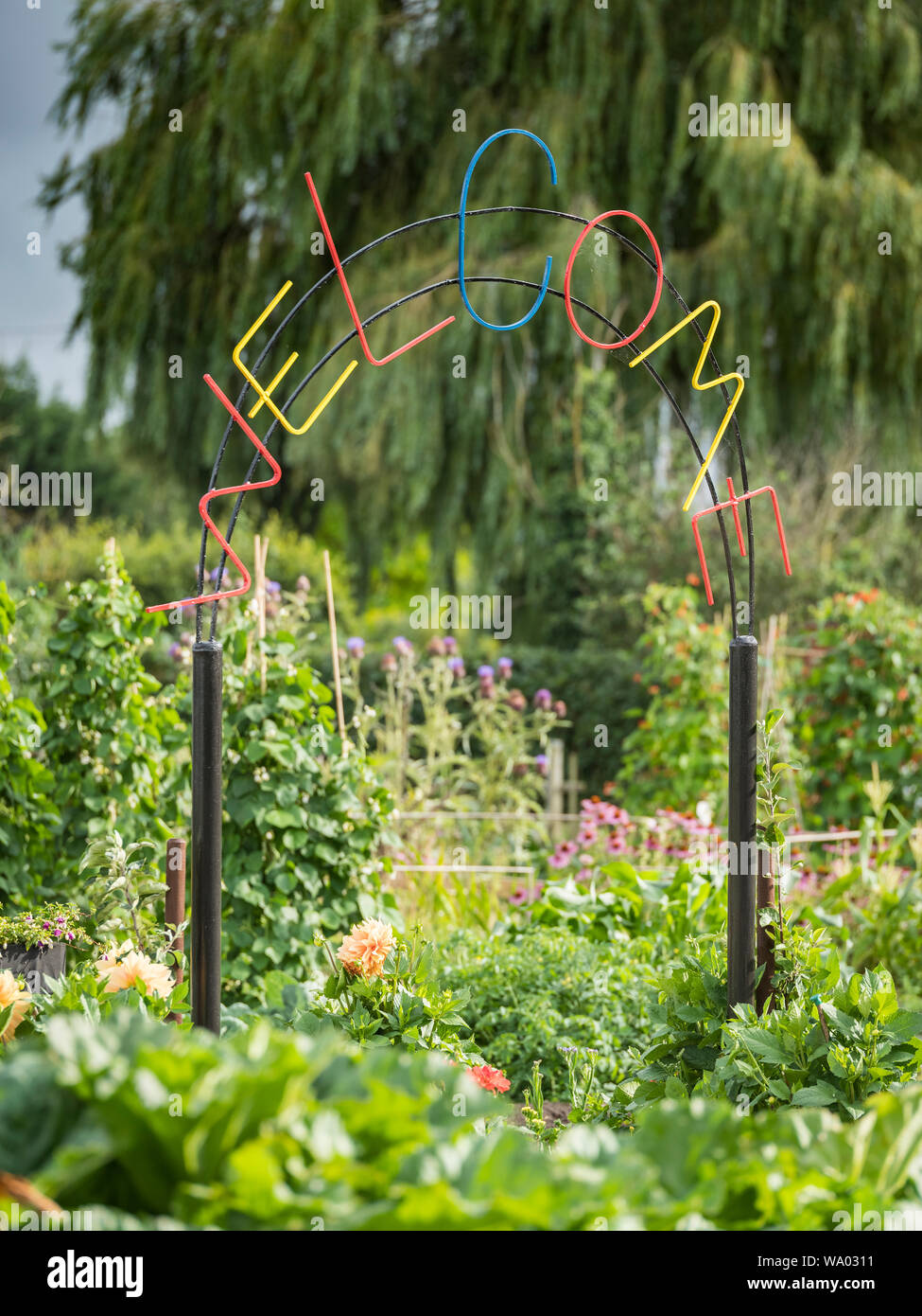 Arco di lettere colorate formanti il cartello di benvenuto a Oscar trama, una demenza-friendly giardino nel riparto sito realizzato da volontari. Foto Stock