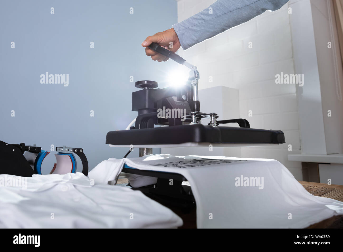 L'uomo immagine di stampa su T-Shirt in officina Foto Stock