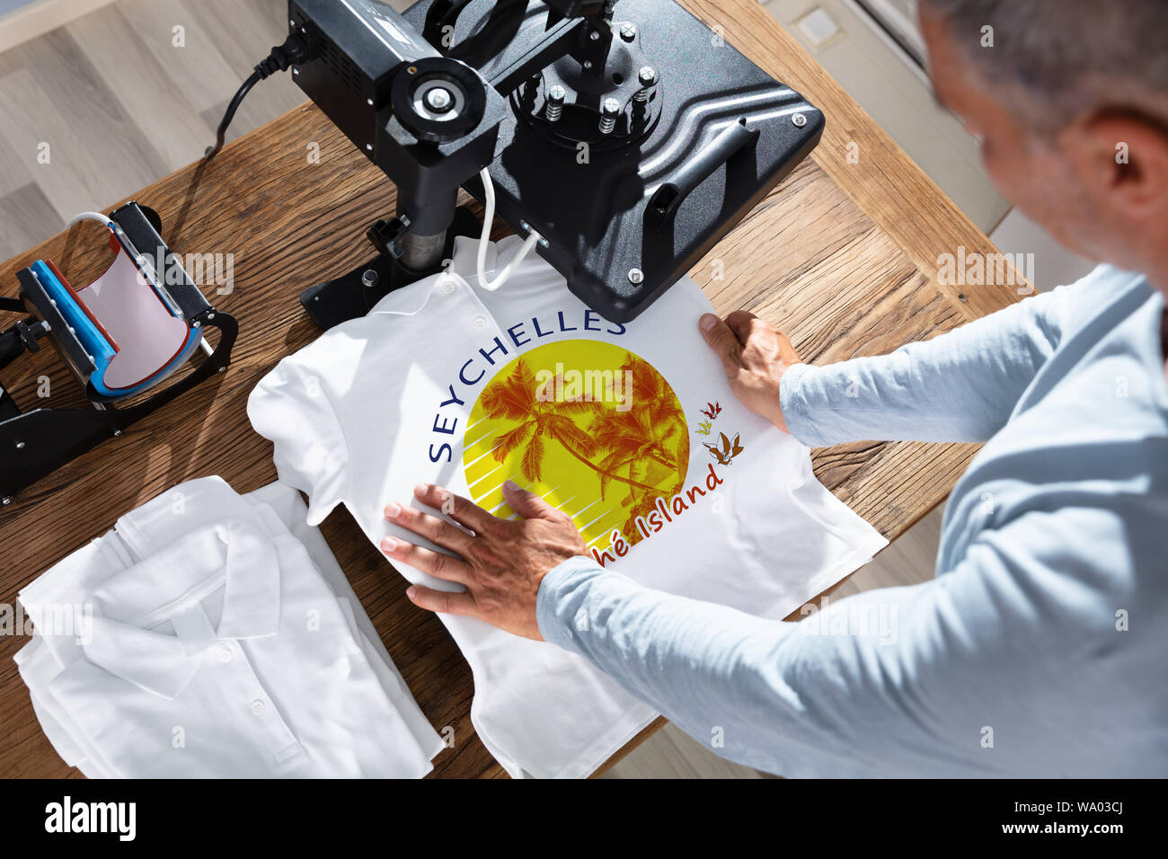 L'uomo immagine di stampa su T-Shirt in officina Foto Stock