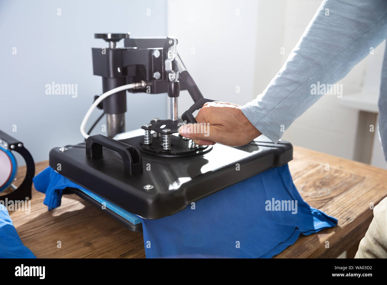 L'uomo immagine di stampa su T-Shirt in officina Foto Stock