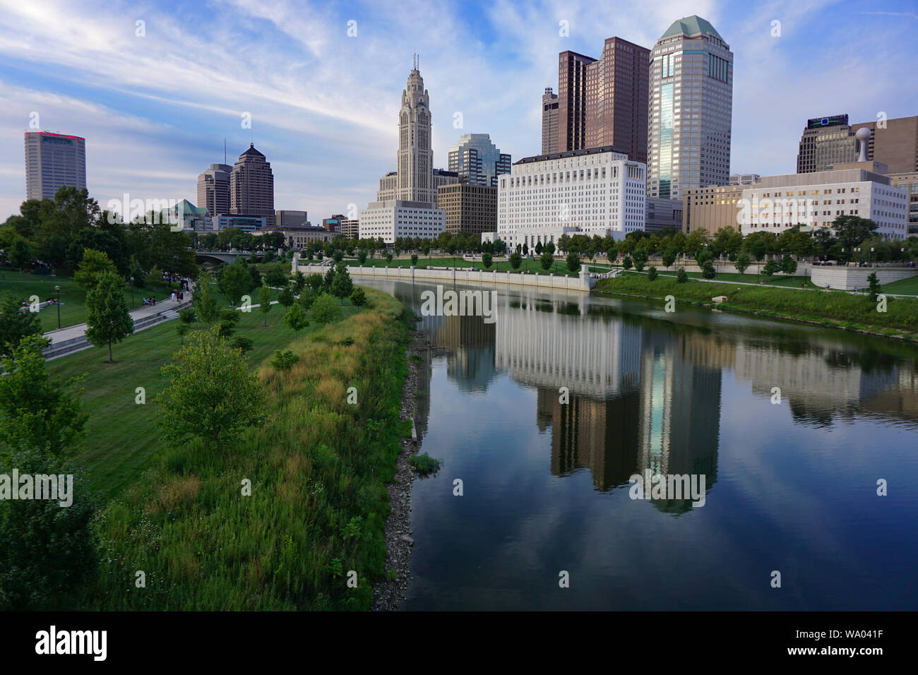 Il centro di Columbus Ohio Cityscape con edifici riflettono in Scioto River Foto Stock