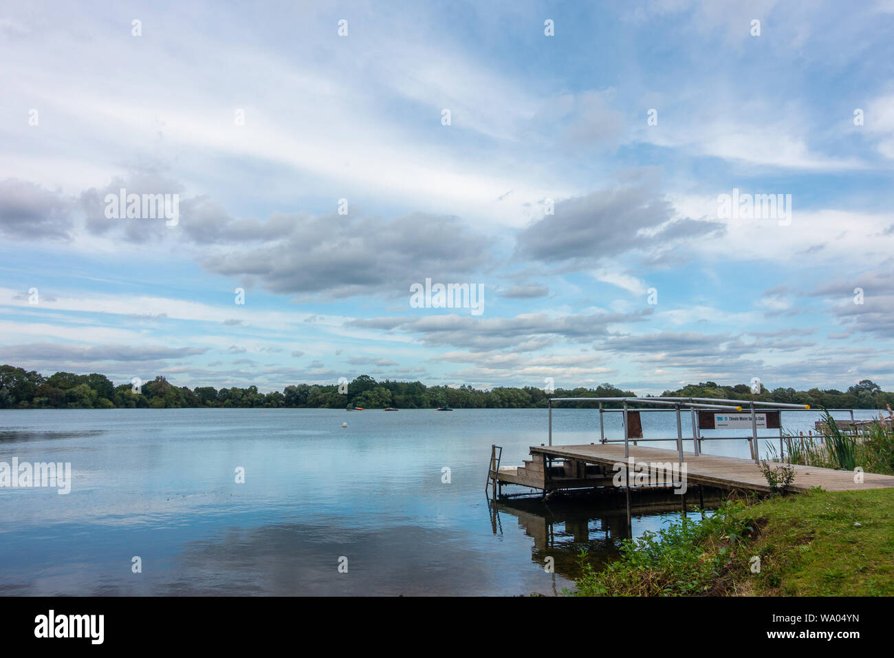 Una vista di fronte di un lago in lettura, UK. Una scena di calma con le nubi riflessi nell'acqua. Foto Stock