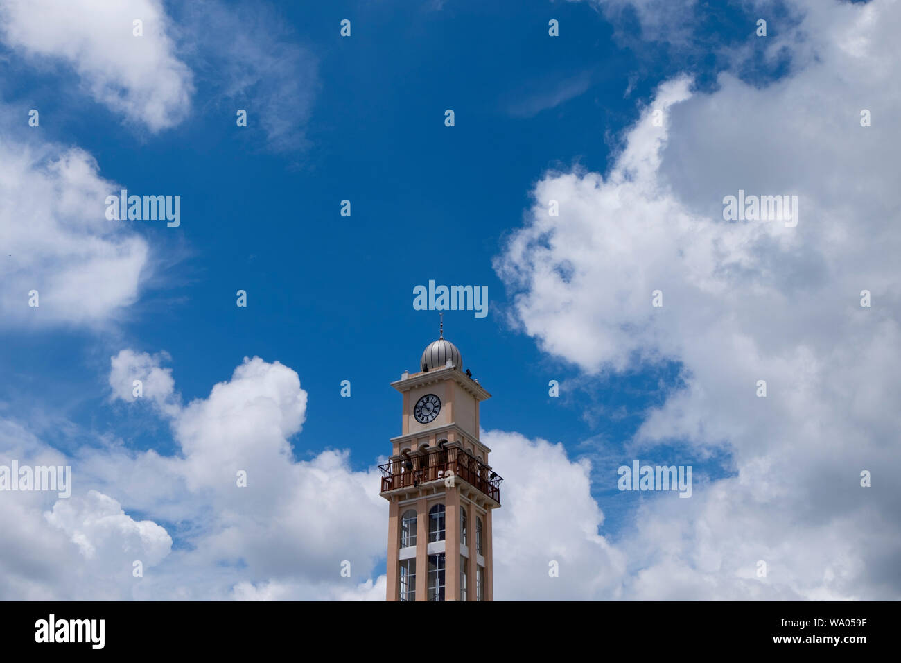 La Menara Jam Tambatan Diraja, un landmark tower si affaccia sul fiume in Kota Bharu, Malaysia. Foto Stock