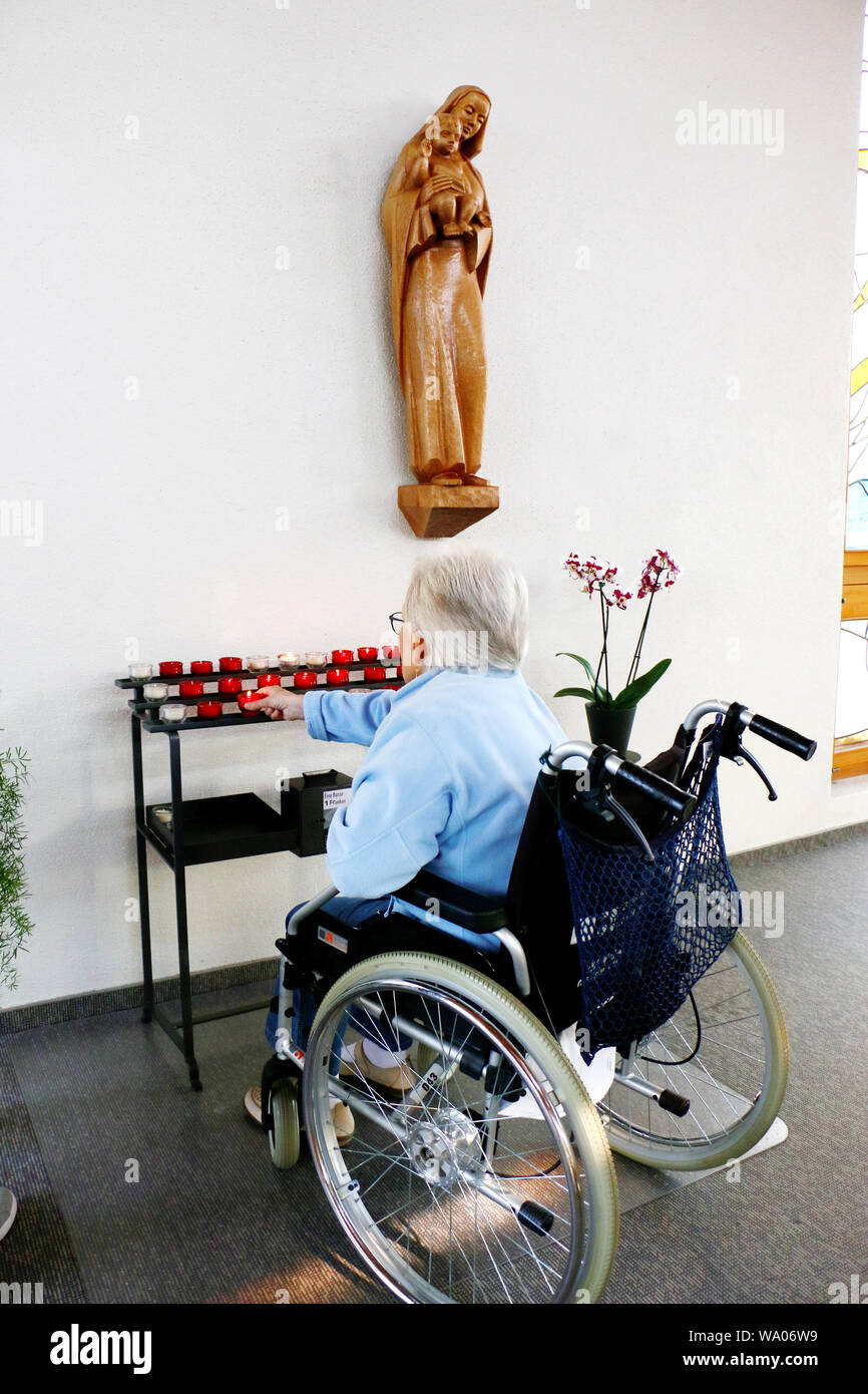 Brunnen, Kanton Schwyz, Schweiz, Bild Seniorin im Rollstuhl in einer Kirche, Rentnerin Behindert , 30019332.Caption locale *** Foto Stock