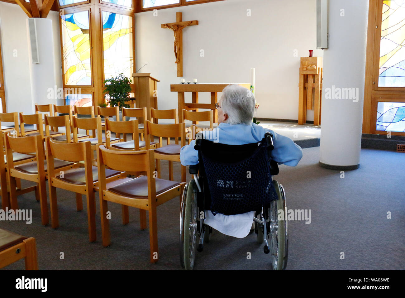 Brunnen, Kanton Schwyz, Schweiz, Bild Seniorin im Rollstuhl in einer Kirche, Rentnerin Behindert , 30019329.Caption locale *** Foto Stock