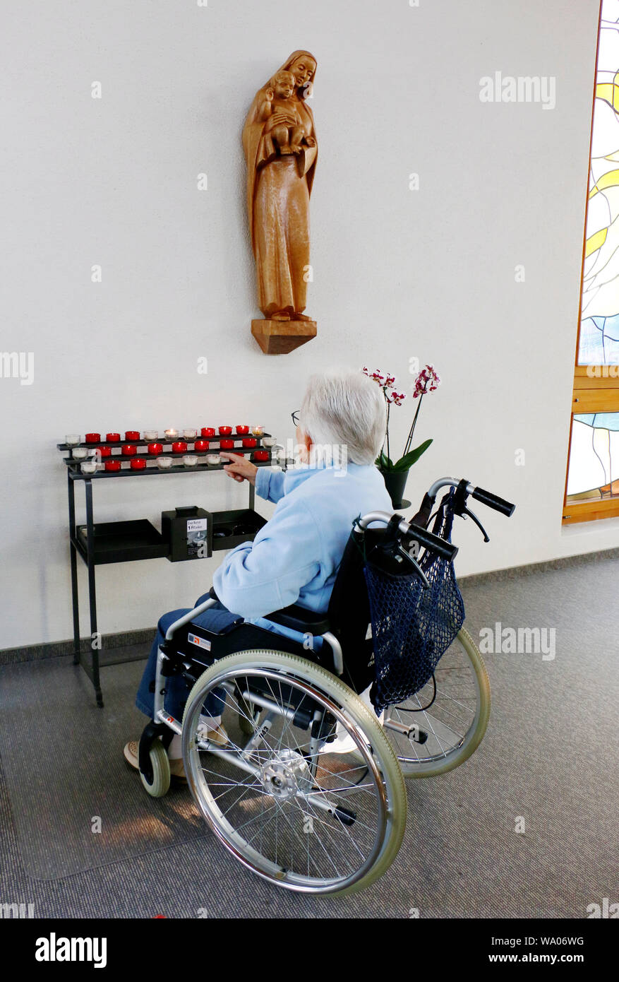 Brunnen, Kanton Schwyz, Schweiz, Bild Seniorin im Rollstuhl in einer Kirche, Rentnerin Behindert , 30019330.Caption locale *** Foto Stock