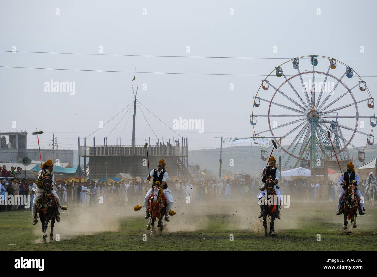 Team di tenda ancoraggio cavalieri avvicinando verso i bersagli di terra al festival culturale del Pakistan. Foto Stock