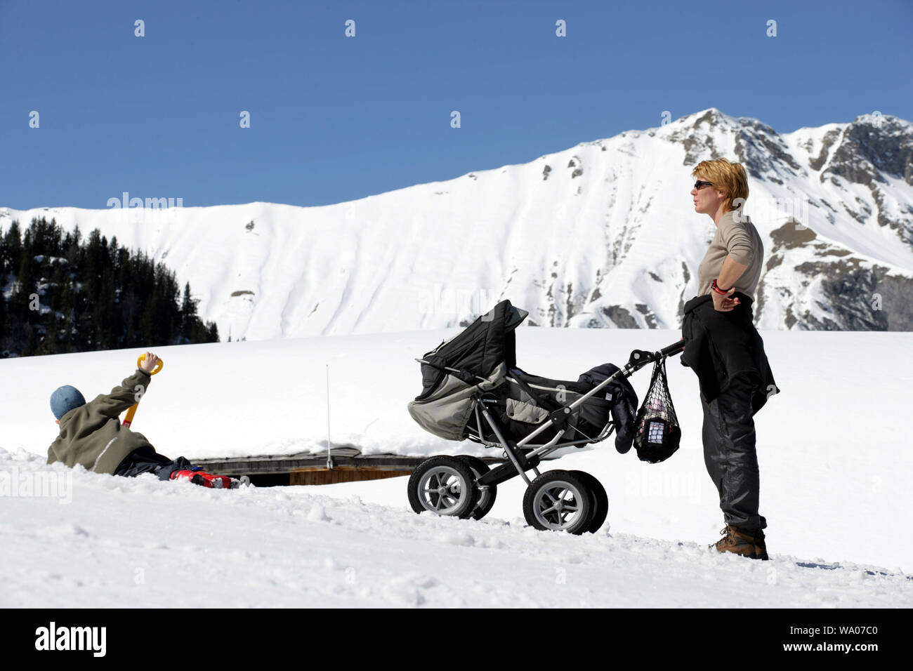 Familie im Schnee, Lenk Berner Oberland, 30056525.Caption locale *** Foto Stock