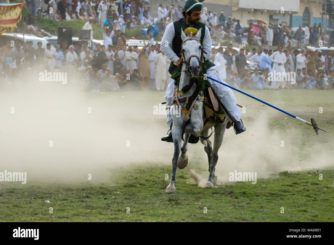 Tenda ancoraggio horse rider mentre acheiving terra bersaglio al festival culturale del Pakistan. Foto Stock