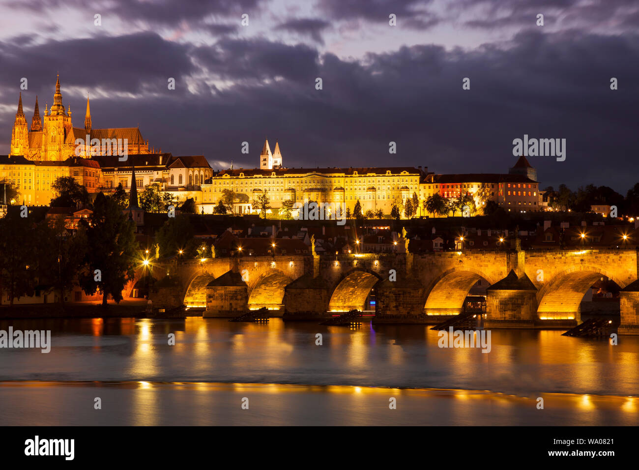 Charles Bridge con il Castello di Praga e la Cattedrale di San Vito in serata, Praga, Repubblica Ceca, Europa , 30057030.Caption locale *** Foto Stock