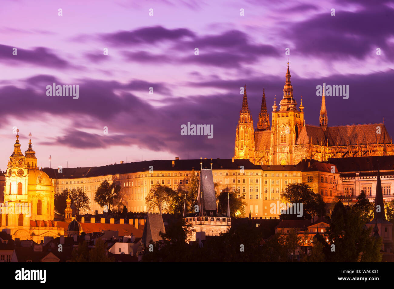 Prager Burg mit Veitsdom auf dem Berg Hradschin, Prag, Tschechien, Europa| Il Castello di Praga con la Cattedrale di San Vito sulla montagna Hradčany, Praga, Foto Stock