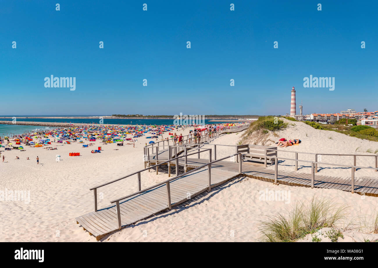 Praia da Barra, ombrelloni e frangivento, Aveiro, Portogallo Portogallo, 30062752.Caption locale *** Foto Stock