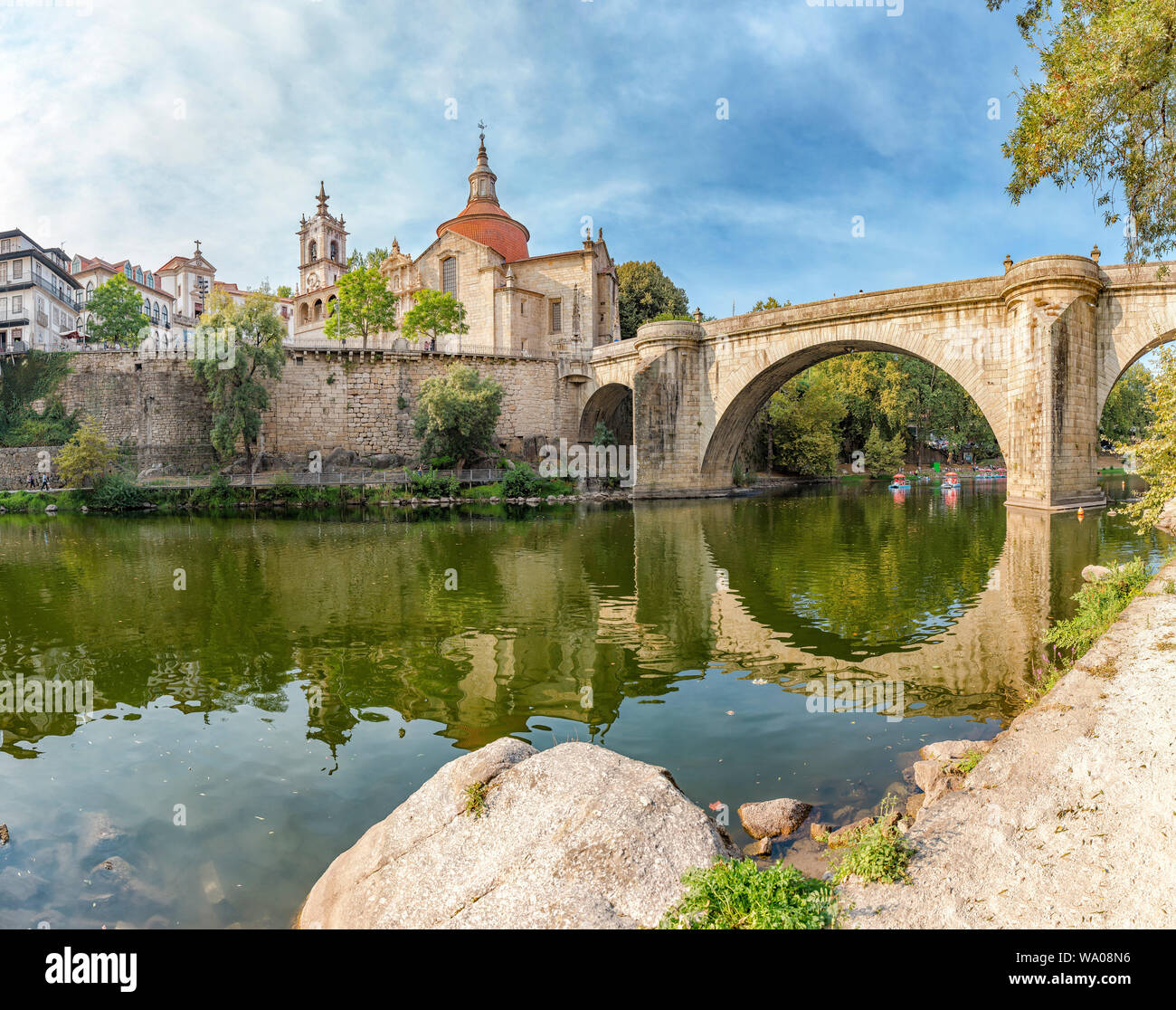 Igreja San Gonçalo, Ponte de São Gonçalo attraverso il fiume Tâmega, Amarante, Portogallo Portogallo, 30062861.Caption locale *** Foto Stock