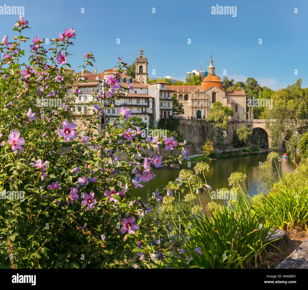 Igreja San Gonçalo vicino al fiume Tâmega, Amarante, Portogallo Portogallo, 30062917.Caption locale *** Foto Stock