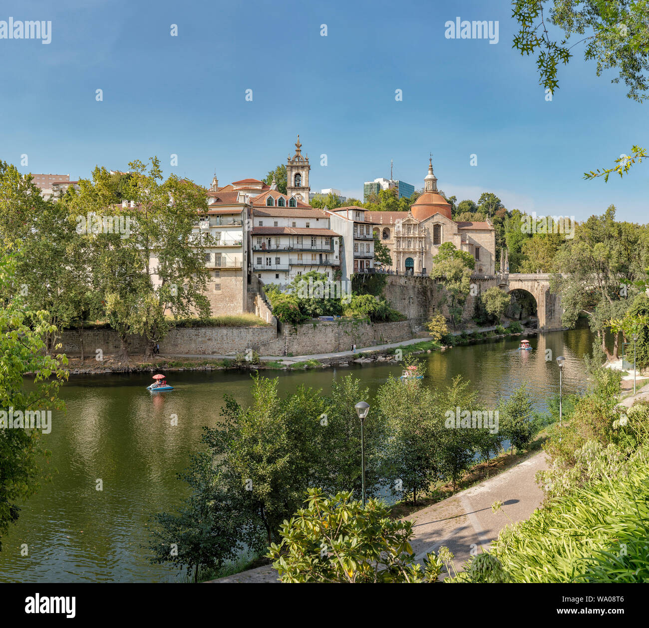 Igreja San Gonçalo vicino al fiume Tâmega, Amarante, Portogallo Portogallo, 30062943.Caption locale *** Foto Stock