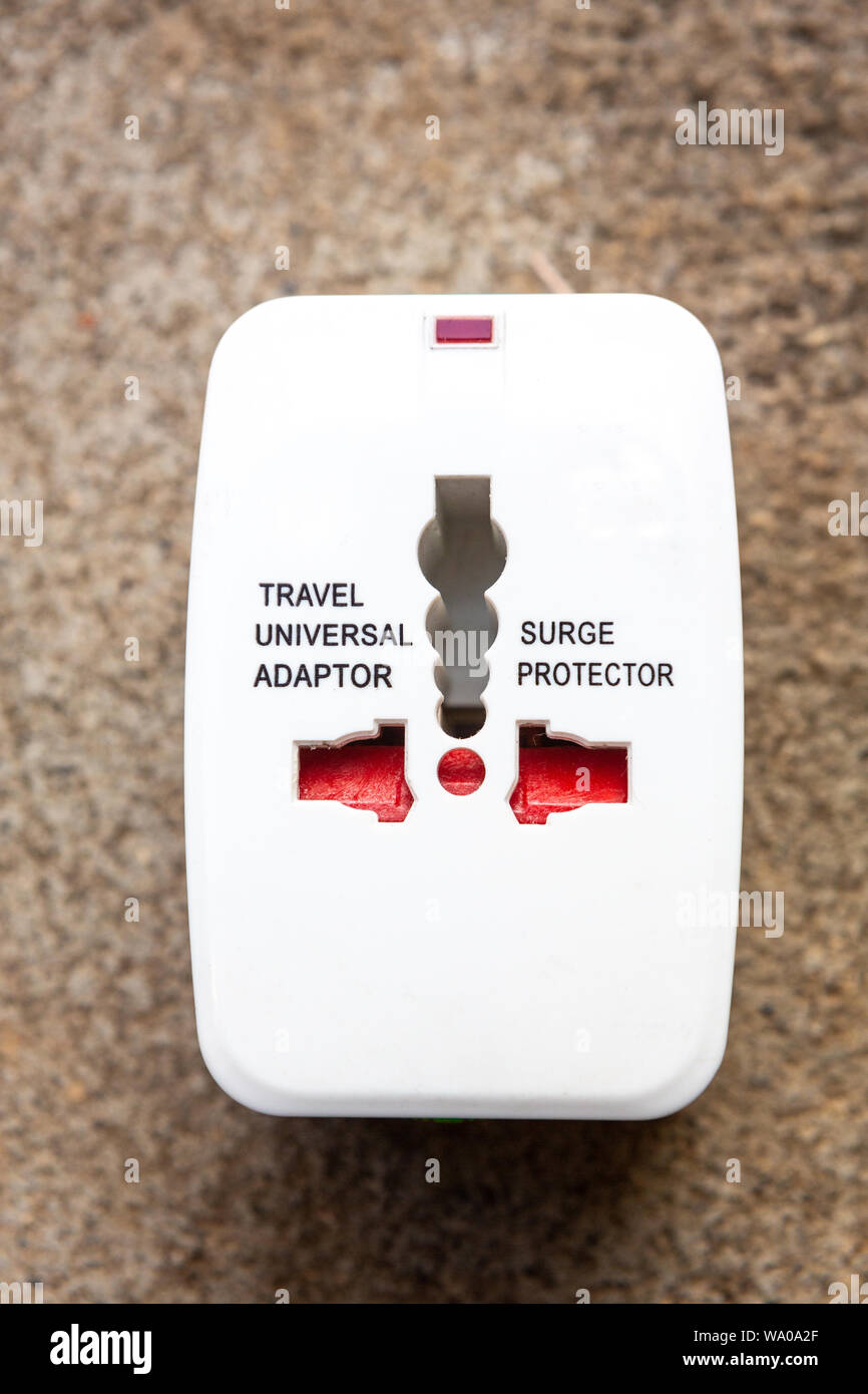 Close up universale presa elettrica di adattatori usati per i viaggi. Utilizzata per la connessione a diversi tipi di prese elettriche di tutto il mondo. Adattatore elettrico isola Foto Stock