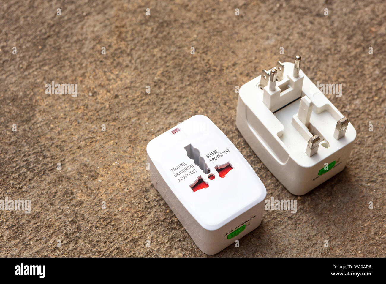 Close up universale presa elettrica di adattatori usati per i viaggi. Utilizzata per la connessione a diversi tipi di prese elettriche di tutto il mondo. Adattatore elettrico isola Foto Stock