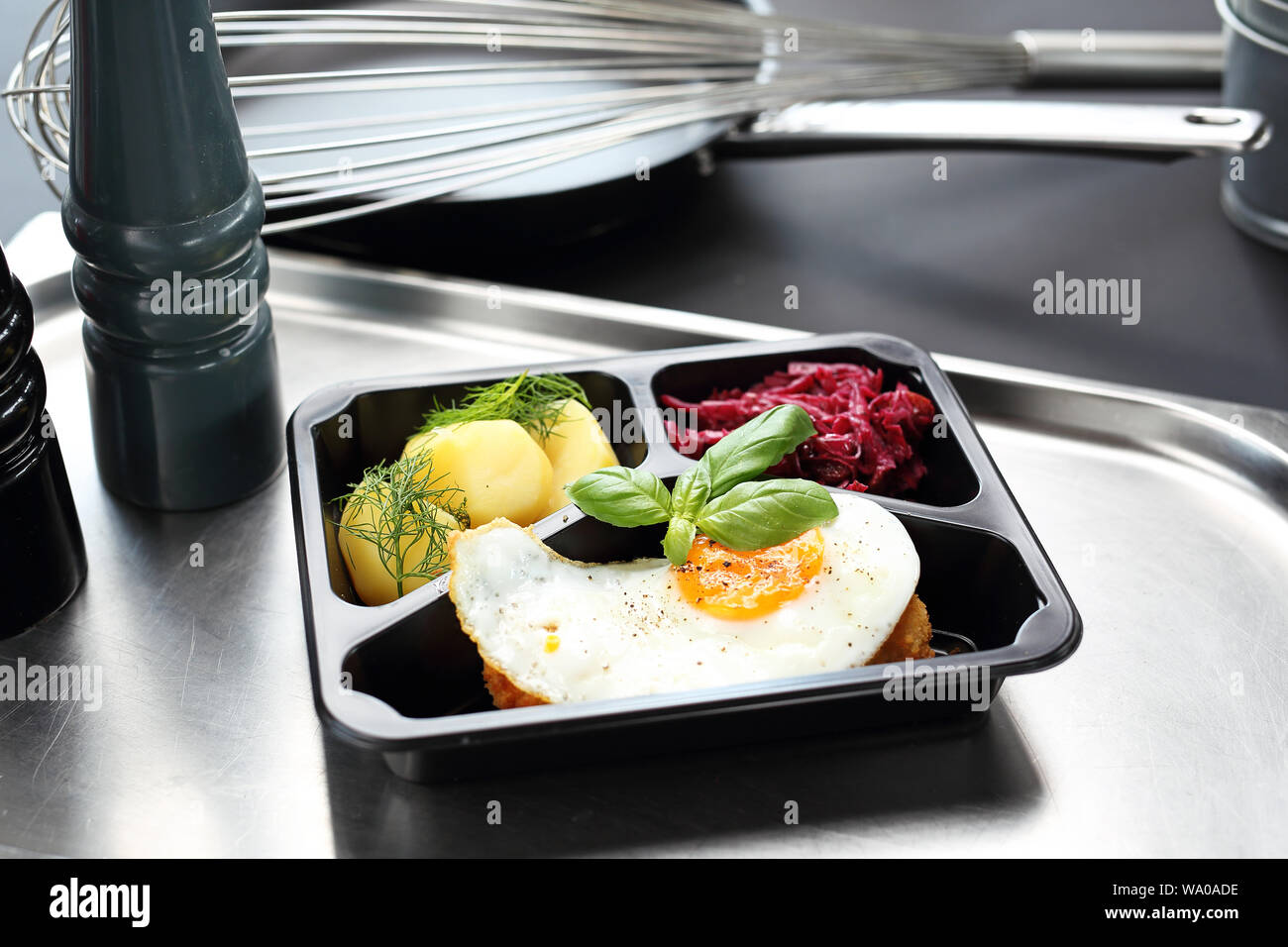 Servizi di catering. Box dieta. Cibo da asporto in una scatola. Foto Stock