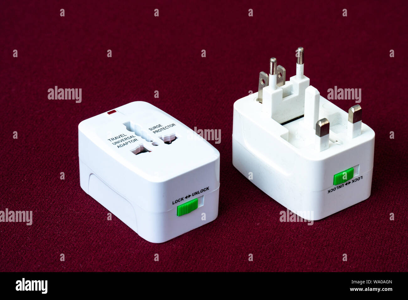 Close up universale presa elettrica di adattatori usati per i viaggi. Utilizzata per la connessione a diversi tipi di prese elettriche di tutto il mondo. Adattatore elettrico isola Foto Stock