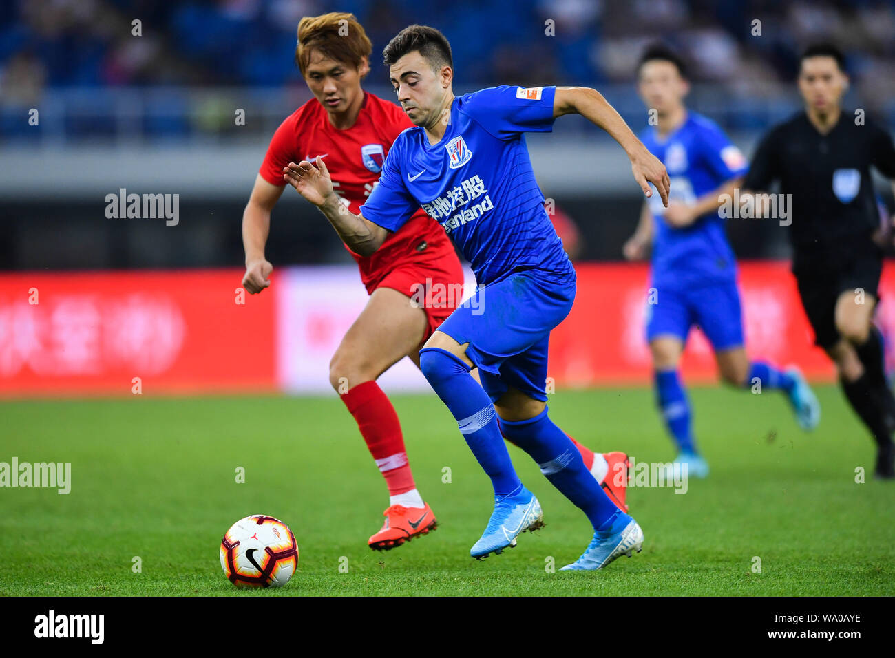Il calcio italiano player Stephan El Shaarawy di Shanghai Groenlandia Shenhua F.C., centro blu, insegue la palla al ventiduesimo tondo della partita del 2019 Chinese Football Association Super League (CSL) di Tianjin, Cina, 15 agosto 2019. Tianjin Tianhai F.C. disegna con la Groenlandia Shanghai Shenhua F.C.A 2019 CSL 2-2. Foto Stock Il calcio italiano player Stephan El Shaarawy di Shanghai Groenlandia Shenhua F.C., centro blu, insegue la palla al ventiduesimo tondo della partita del 2019 Chinese Football Association Super League (CSL) di Tianjin, Cina, 15 agosto 2019. Tianjin Tianhai F.C. disegna con la Groenlandia Shanghai Shenhua F.C.A 2019 CSL 2-2. Foto Stock
