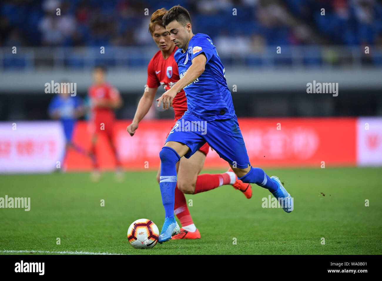 Il calcio italiano player Stephan El Shaarawy di Shanghai Groenlandia Shenhua F.C., destra, protegge la sfera al ventiduesimo tondo della partita del 2019 Chinese Football Association Super League (CSL) di Tianjin, Cina, 15 agosto 2019. Tianjin Tianhai F.C. disegna con la Groenlandia Shanghai Shenhua F.C.A 2019 CSL 2-2. Foto Stock Il calcio italiano player Stephan El Shaarawy di Shanghai Groenlandia Shenhua F.C., destra, protegge la sfera al ventiduesimo tondo della partita del 2019 Chinese Football Association Super League (CSL) di Tianjin, Cina, 15 agosto 2019. Tianjin Tianhai F.C. disegna con la Groenlandia Shanghai Shenhua F.C.A 2019 CSL 2-2. Foto Stock