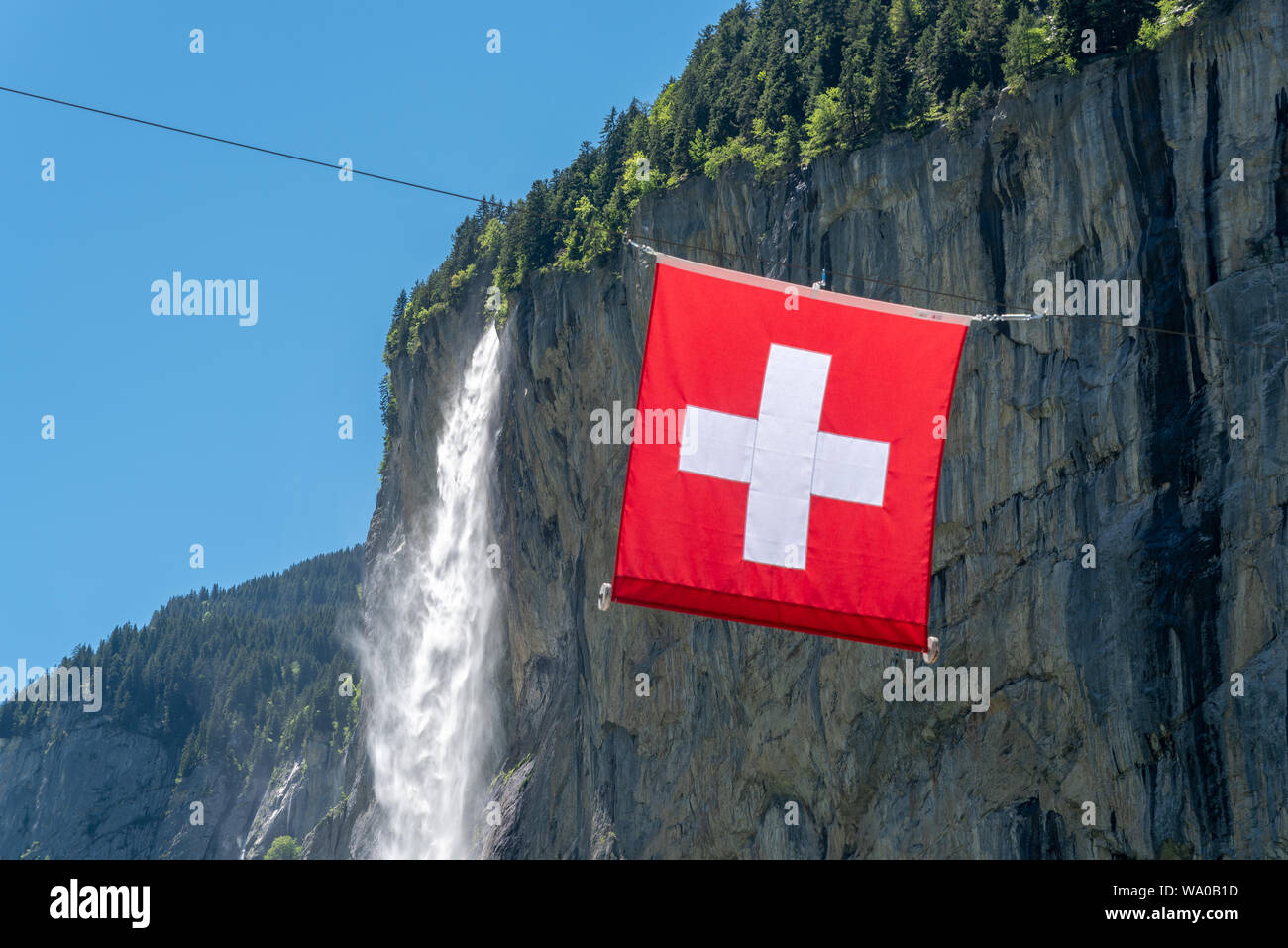 Bandiera svizzera di fronte al Staubbach Falls, Oberland bernese, Svizzera, Europa Foto Stock