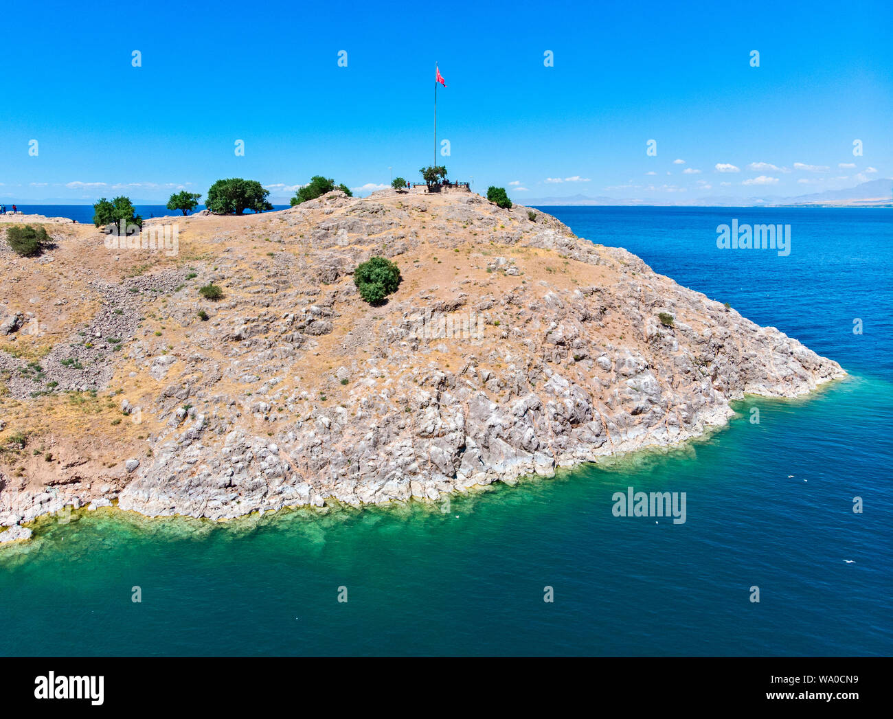 Vista aerea di isola di Akdamar sul lago Van, Turchia orientale. Bandiera della Turchia sull'isola Foto Stock