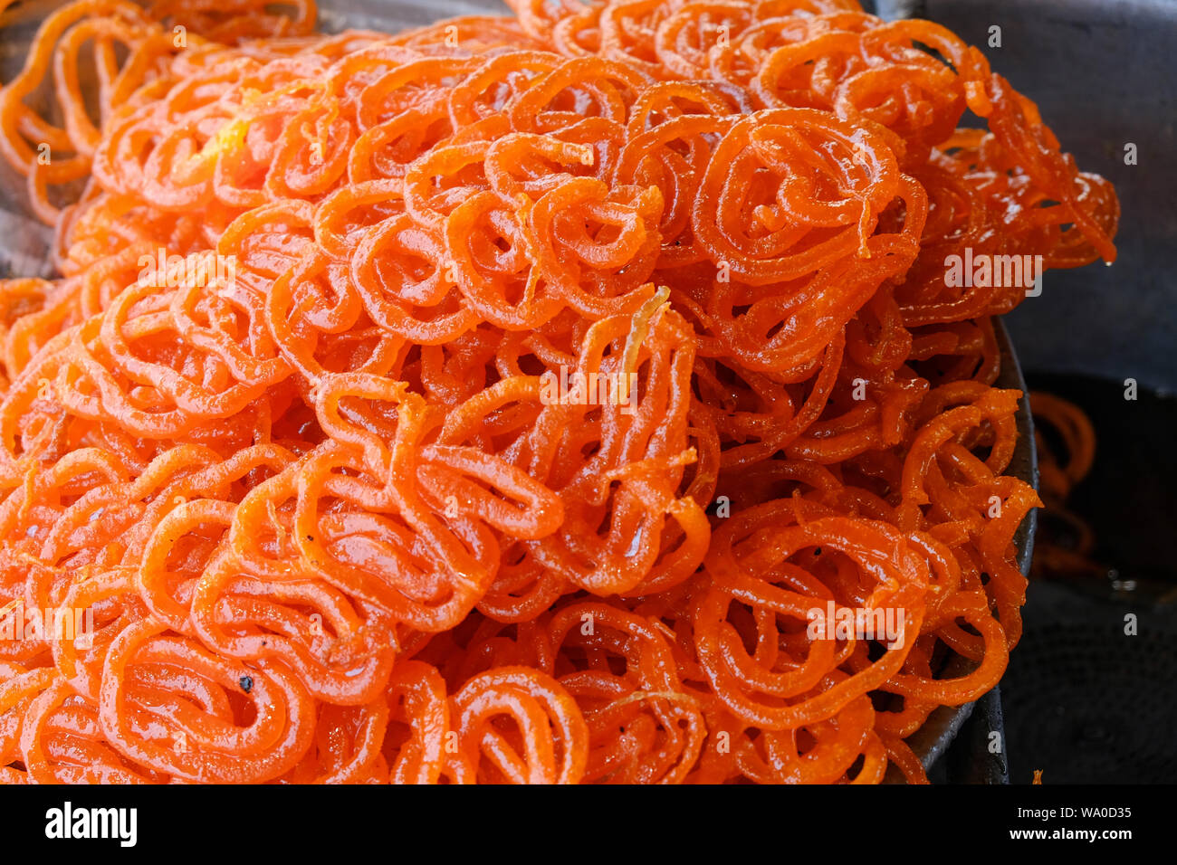 Chiusura del tradizionale dolce pakistani chiamati Jalebi o Zulbia è una spirale rotonda spediti succosa dolce Foto Stock