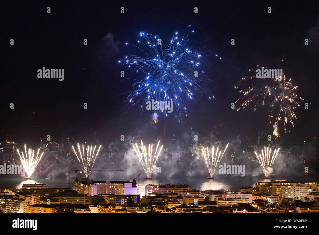 (190816) -- Parigi, Agosto 16, 2019 (Xinhua) -- fuochi d'artificio sono viste sul porto di Cannes durante il 2019 Festival di Cannes di arte pirotecnica in Francia, 15 agosto 2019. Il 2019 Festival di Cannes di arte pirotecnica si terrà dal 14 luglio al 24 agosto 2019. L'origine dell'evento risale al 1967. (Foto di Syspeo.z/Xinhua) Foto Stock