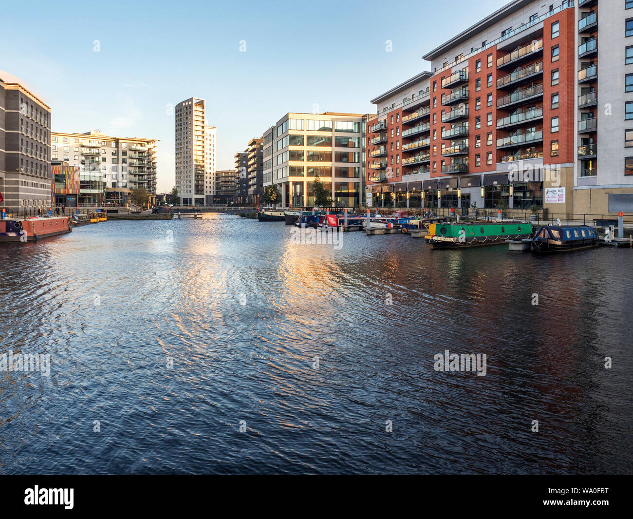 Moderni edifici intorno a Leeds Dock al tramonto Leeds West Yorkshire Inghilterra Foto Stock