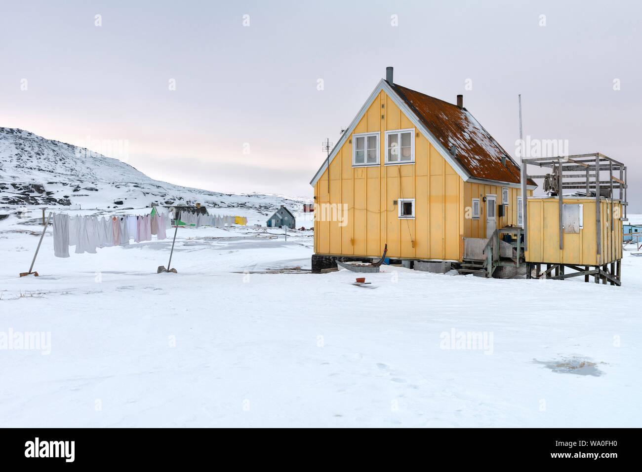 Un cacciatore in casa Ilimanaq, Groenlandia occidentale Foto Stock