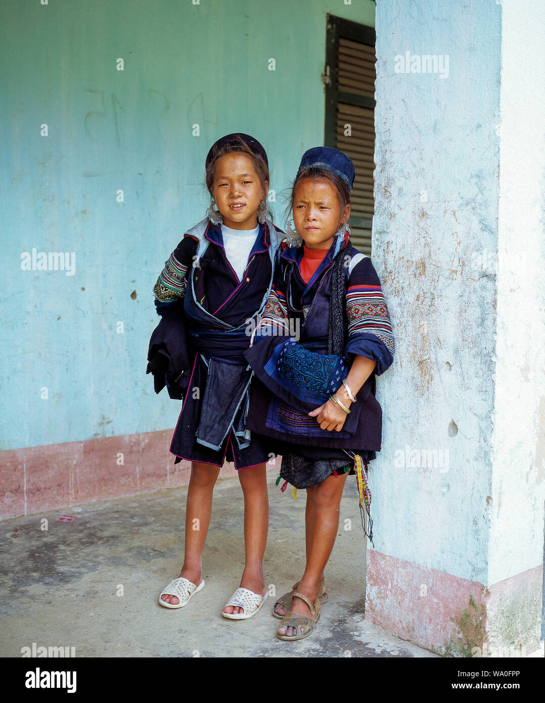 Due giovani neri scuola Hmong ragazze in abito tradizionale, SAPA, Vietnam. Foto Stock