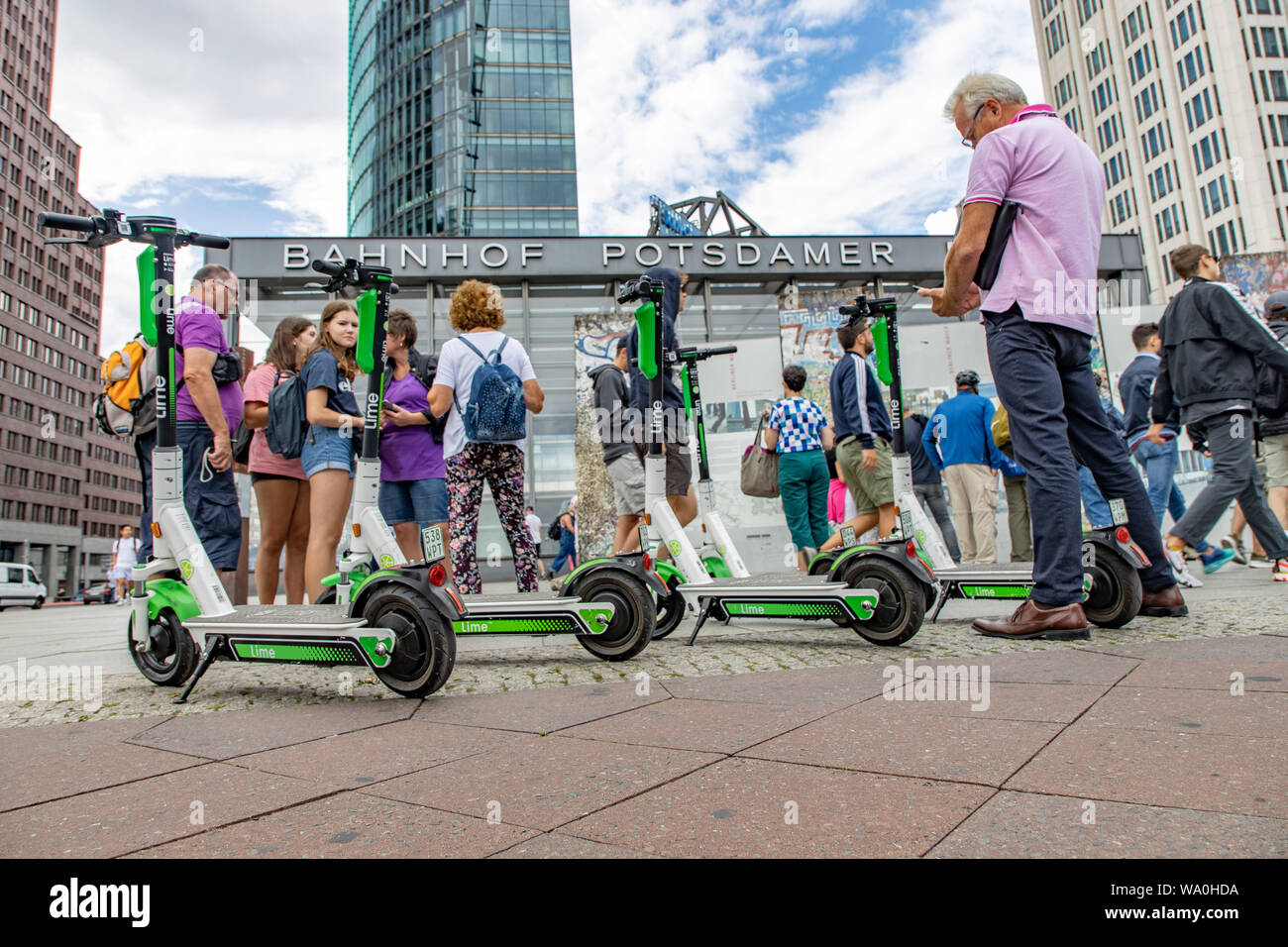 E-scooter, scooter elettrico, scooter elettrico, a Potsdamer Platz a Berlino Foto Stock