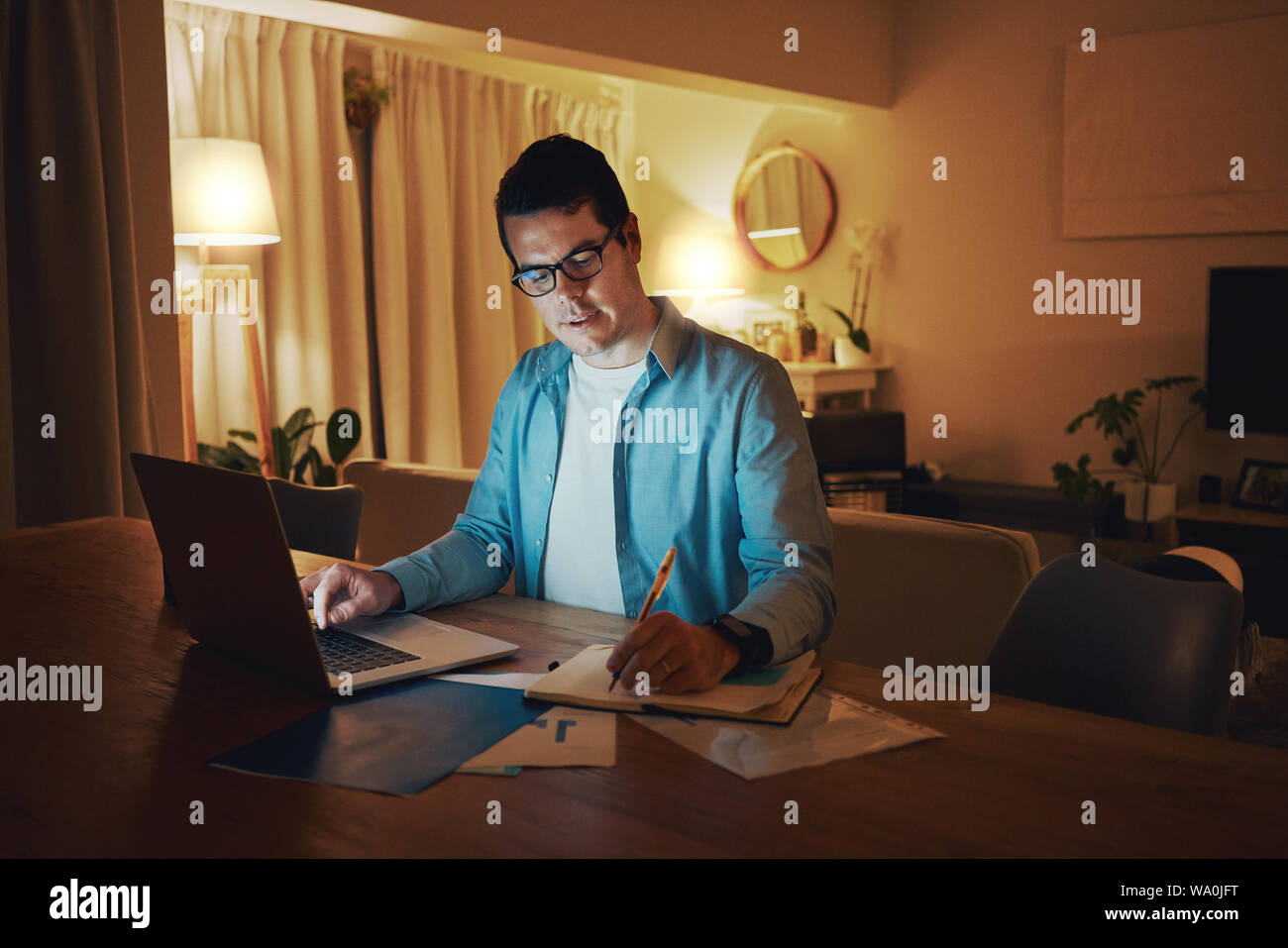 Imprenditore lavora un fine del turno di notte da casa Foto Stock